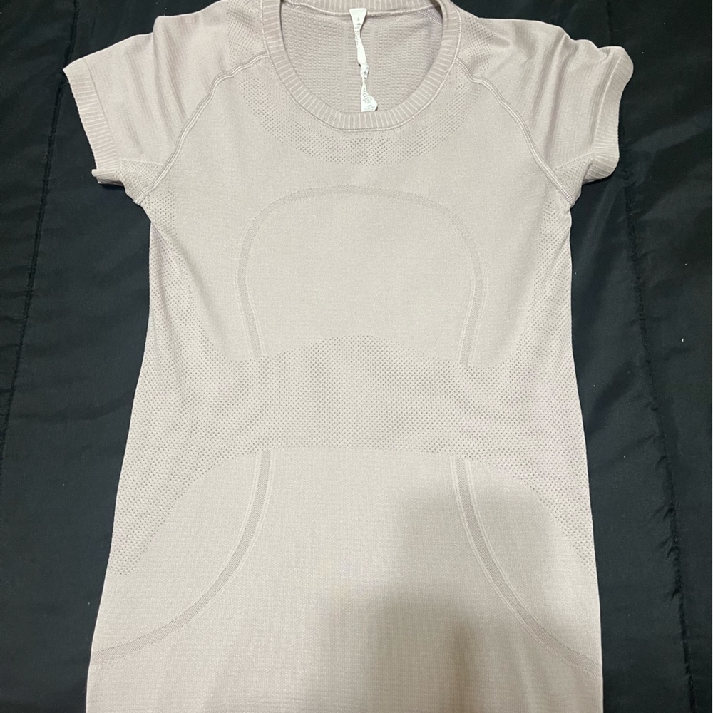 Lululemon swiftly tee. Light pink.